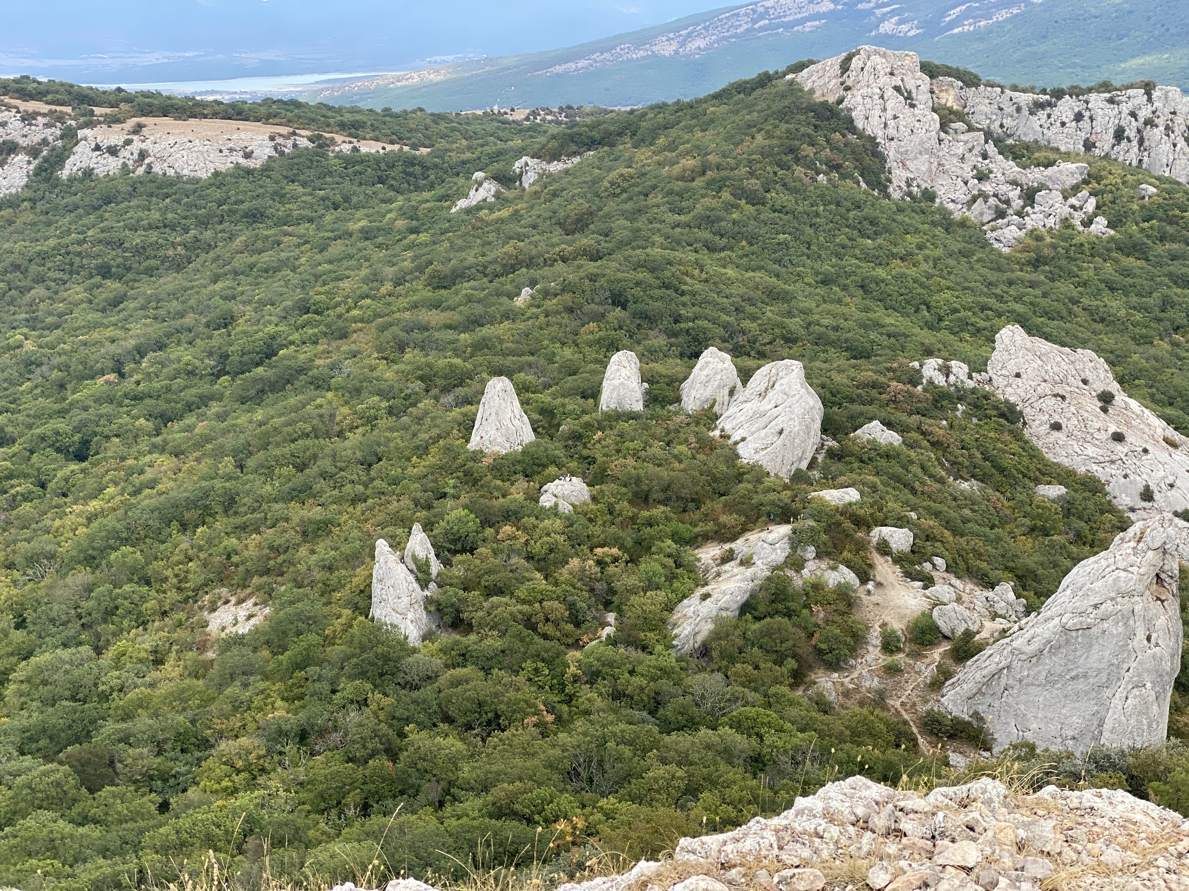 Море и камни на закате у подножия гор
