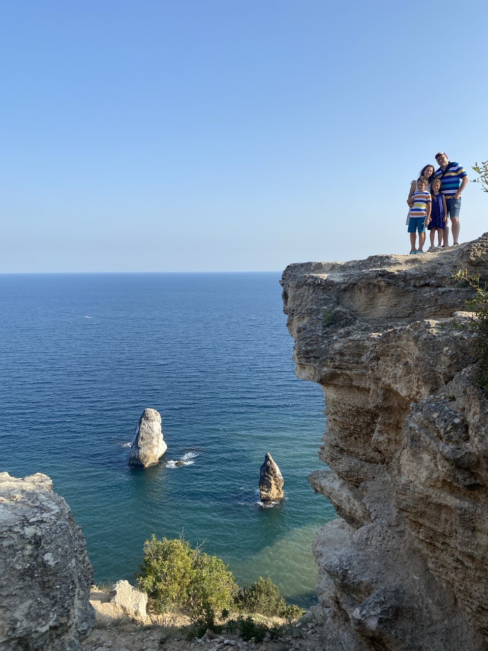 Пара гостей на смотровой площадке у моря в Крыму