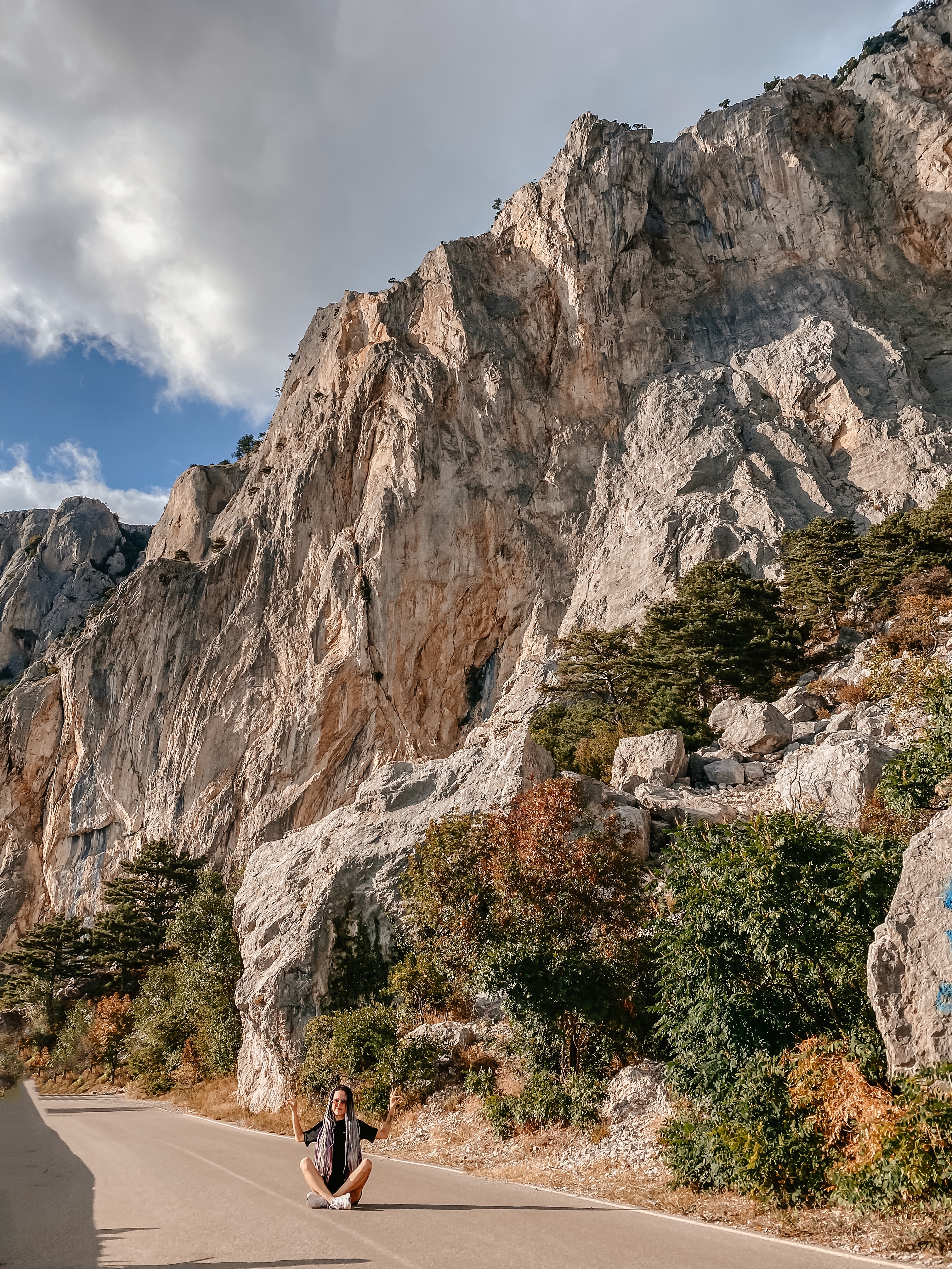 Вид на Южный берег Крыма с моря и скалами