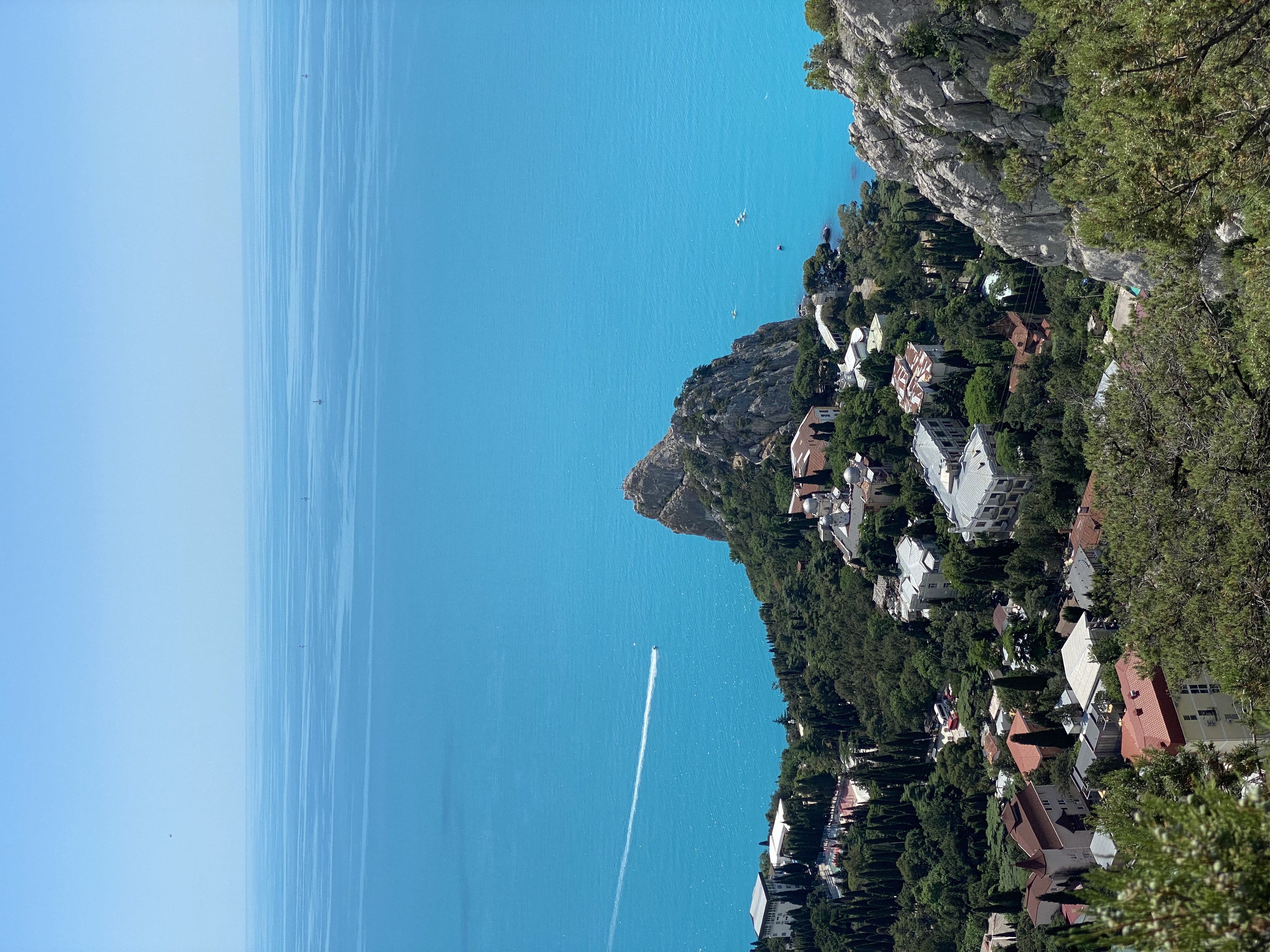 Лазурная бухта и скалы Южного берега Крыма