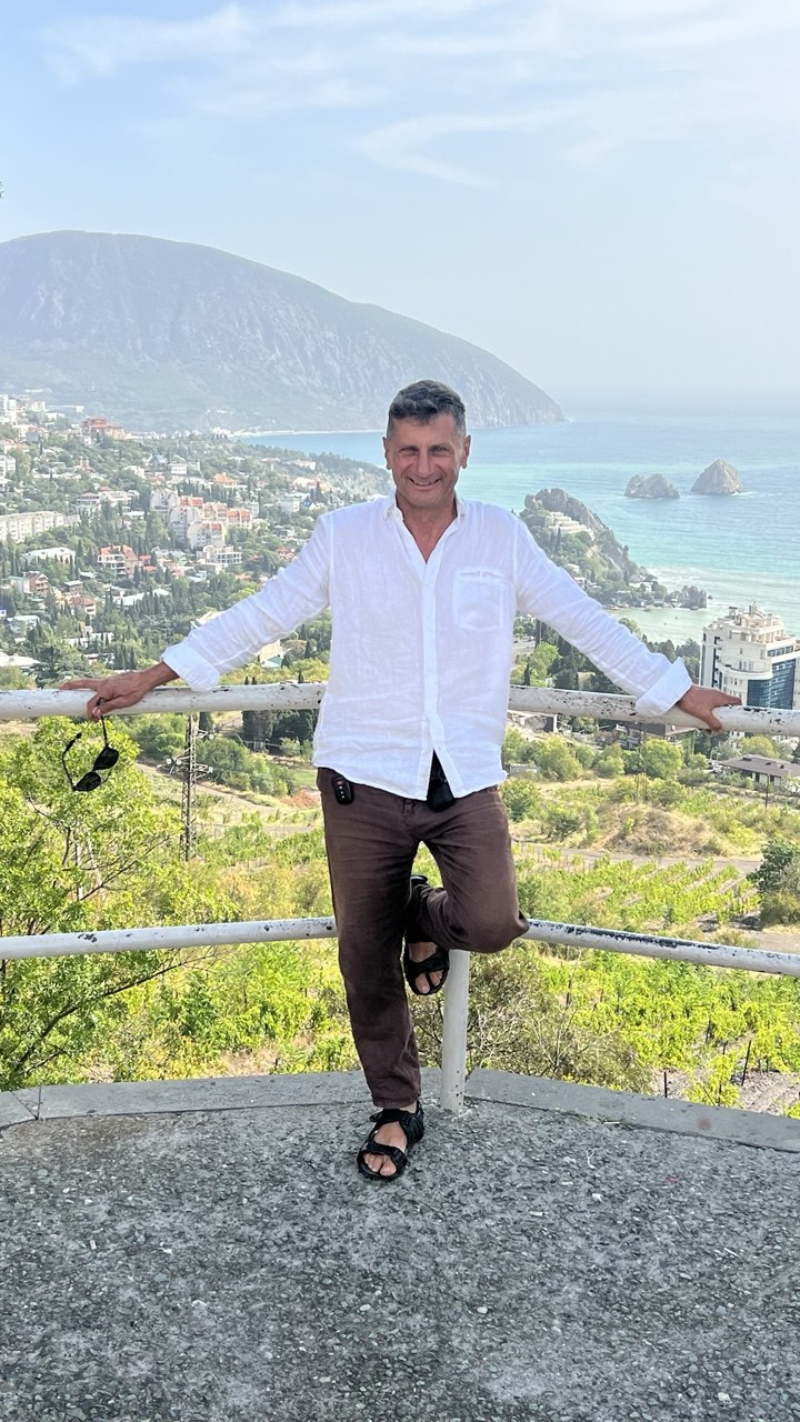 Гид на смотровой площадке Южного берега Крыма